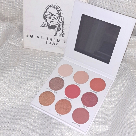 The Grown Woman Palette  #GiveThemLala - Picture 2 of 3